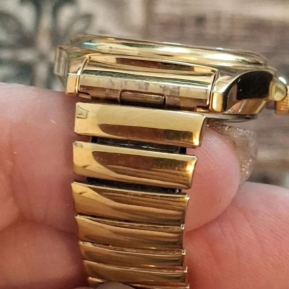 Waltham WEO19 Ladies Goldtone Watch. Quartz Movement, Day/Date, Stretch Band.